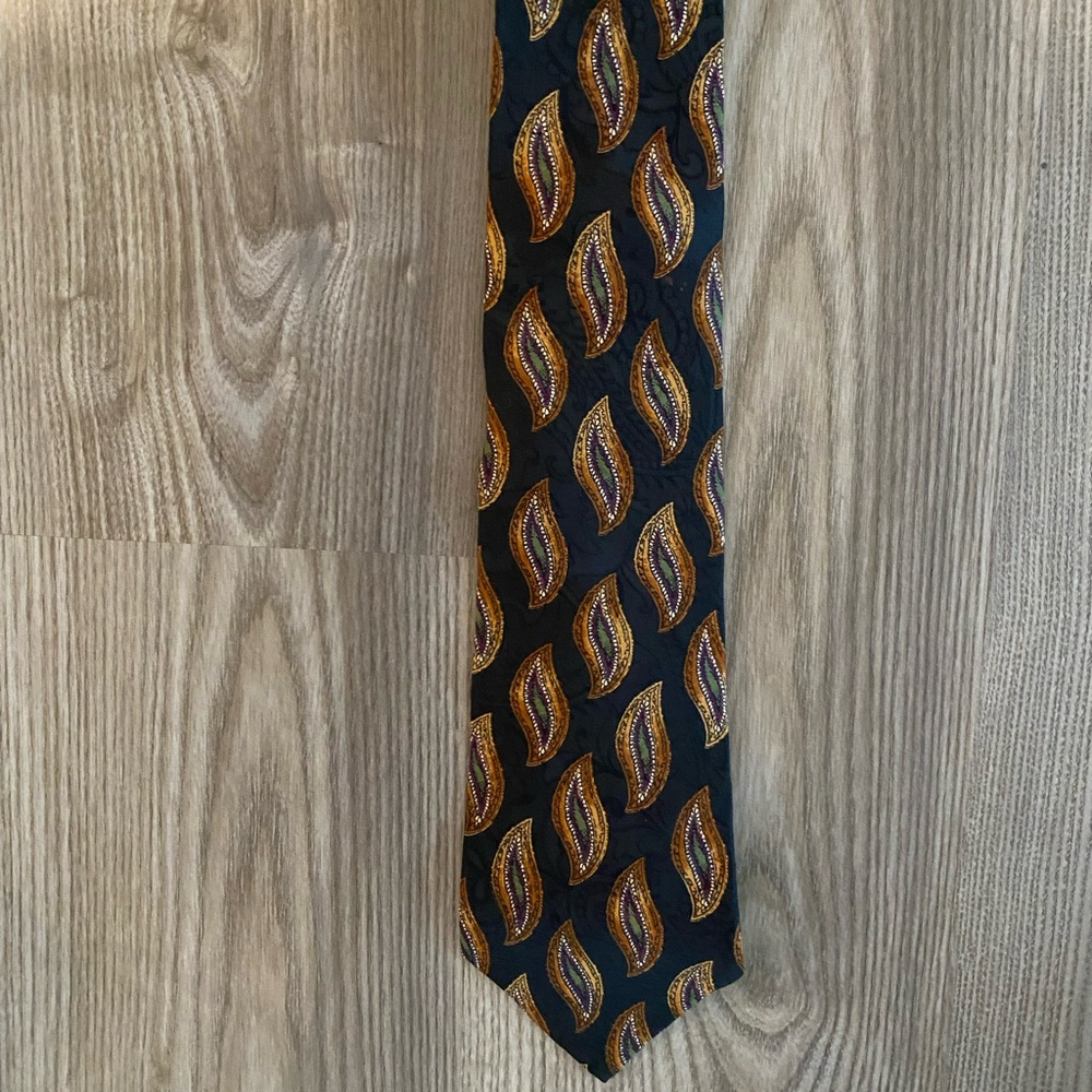 Burberry’s of London 100% Silk Paisley Print Men’s Neck Tie